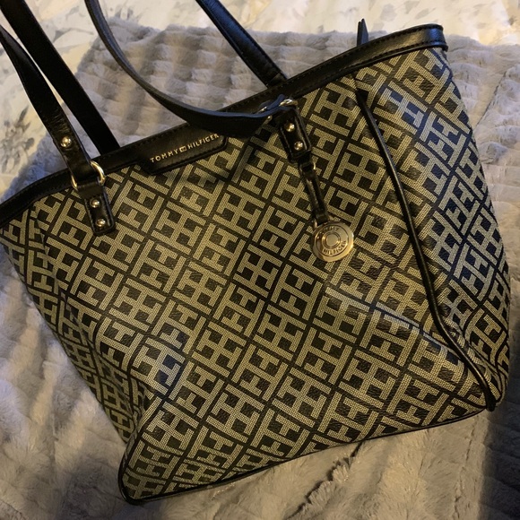 Tommy Hilfiger purse - Picture 1 of 3
